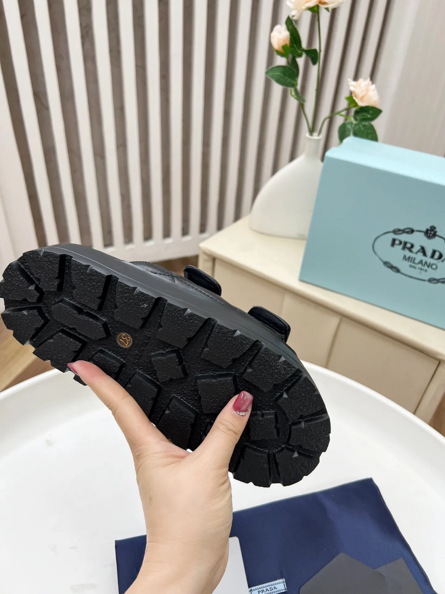 👟👟Ex-factory price 440👟👟 Prada/Prada 25ss summer new couple's beach thick-soled Birkenstock sandals. This shoe style is really a classic design that will not go out of style and is in line with everyone's current pursuit of comfortable and healthy wearing concepts. It is regarded by many domestic and foreign celebrities and fashionistas as an important choice for daily slippers. ✔Upper: imported super soft sheepskin ✔Inner lining: imported sheepskin ✔Hardware: Original molded split hardware ✔Outsole: Ultra-light, wear-resistant and non-slip foam sole ✔Number of yards: 35~40 (custom-made 40 pieces are non-refundable)